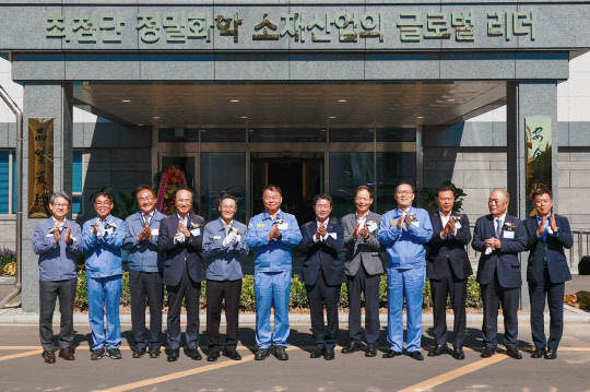 김종국(왼쪽 두번째부터) 피앤오케미칼 사장, 석태경 동우화인켐 부사장, 유병옥 포스코홀딩스 친환경미래소재팀장, 김택중 OCI 사장, 민경준 포스코케미칼 사장, 정인화 광양시장이 20일 전남 광양시 국가산업단지에서 피앤오케미칼의 과산화수소 생산공장 준공을 축하하고 있다. 피앤오케미칼 제공.